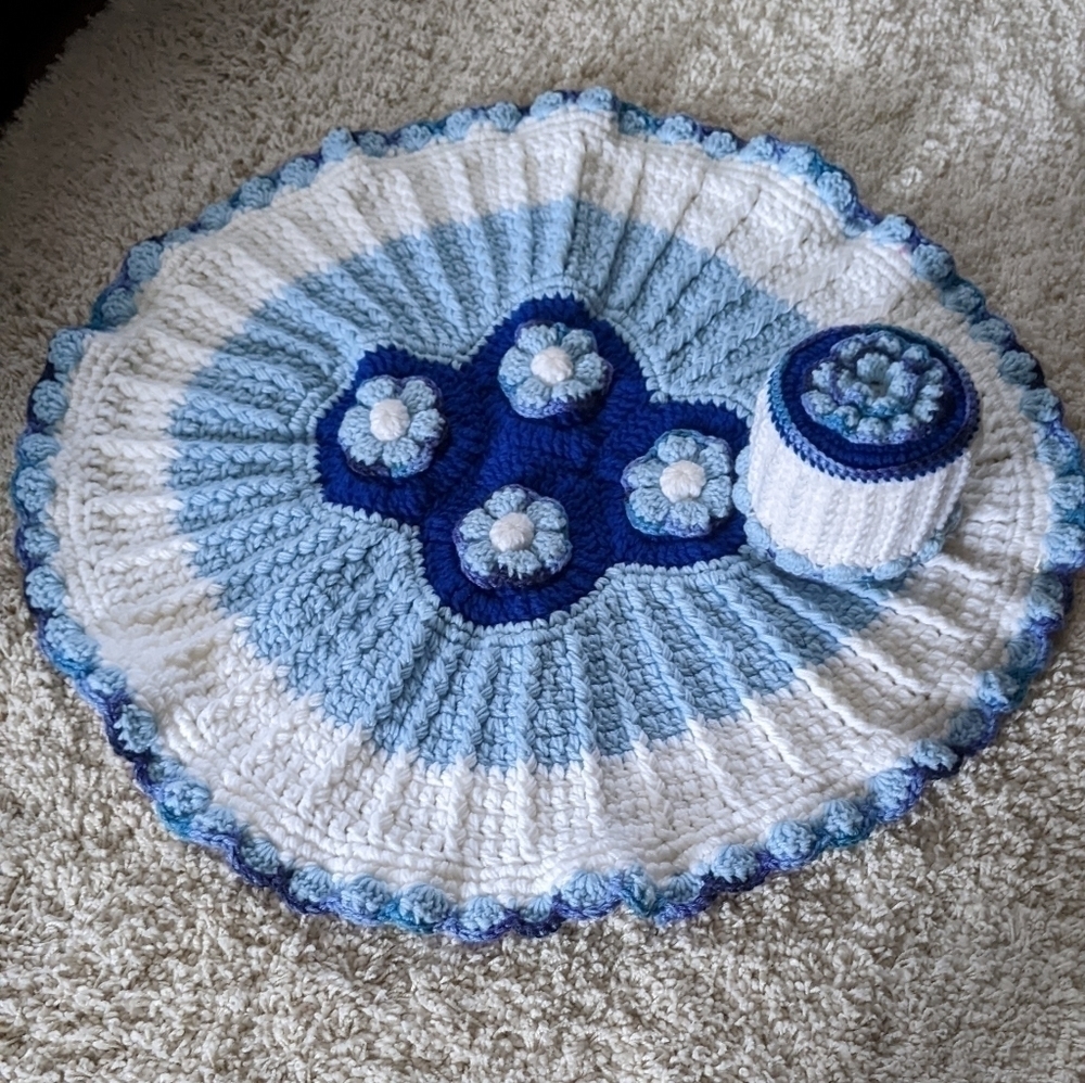 New Unused Hand Crocheted Bathroom Set Rug and Toilet Paper Cover Blue & White